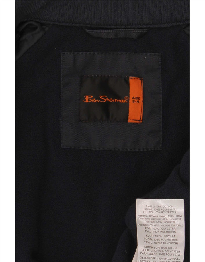 Ben Sherman Jungen-Bomberjacke mit Grafik, 3–4 Jahre, marineblaue Baumwolle