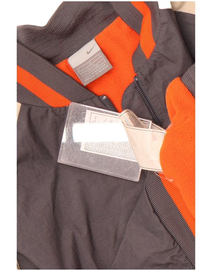 Nike Jungen-Leichtathletik-Bomberjacke, 12–13 Jahre, Größe L, Grau, Farbblock