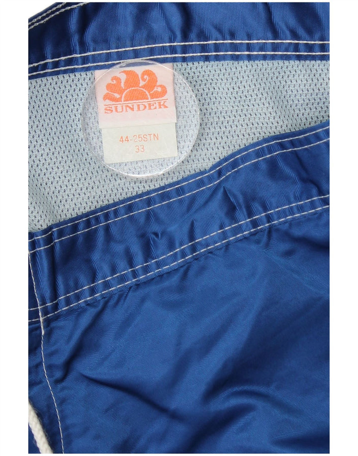 Sundek Herren-Badeshorts aus mittelblau gestreiftem Nylon