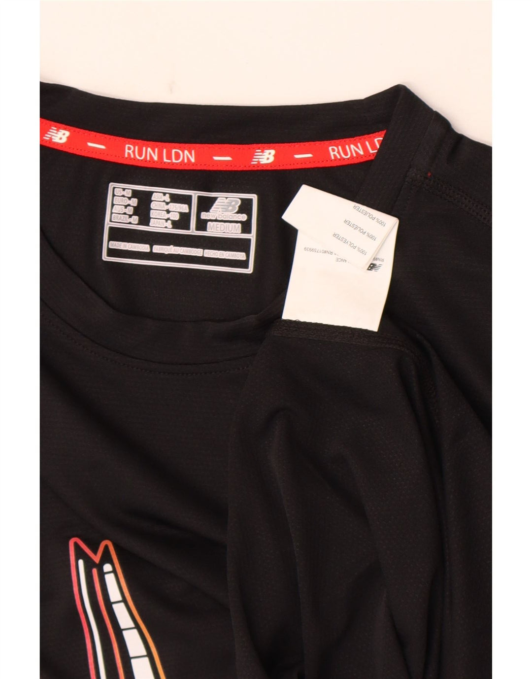 New Balance Herren Grafik-T-Shirt-Oberteil Mittelschwarzes Polyester