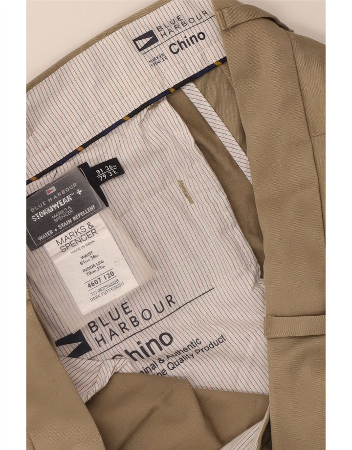 Marks & Spencer Herren Blue Harbor Pegged Chinohose W36 L31 Beige