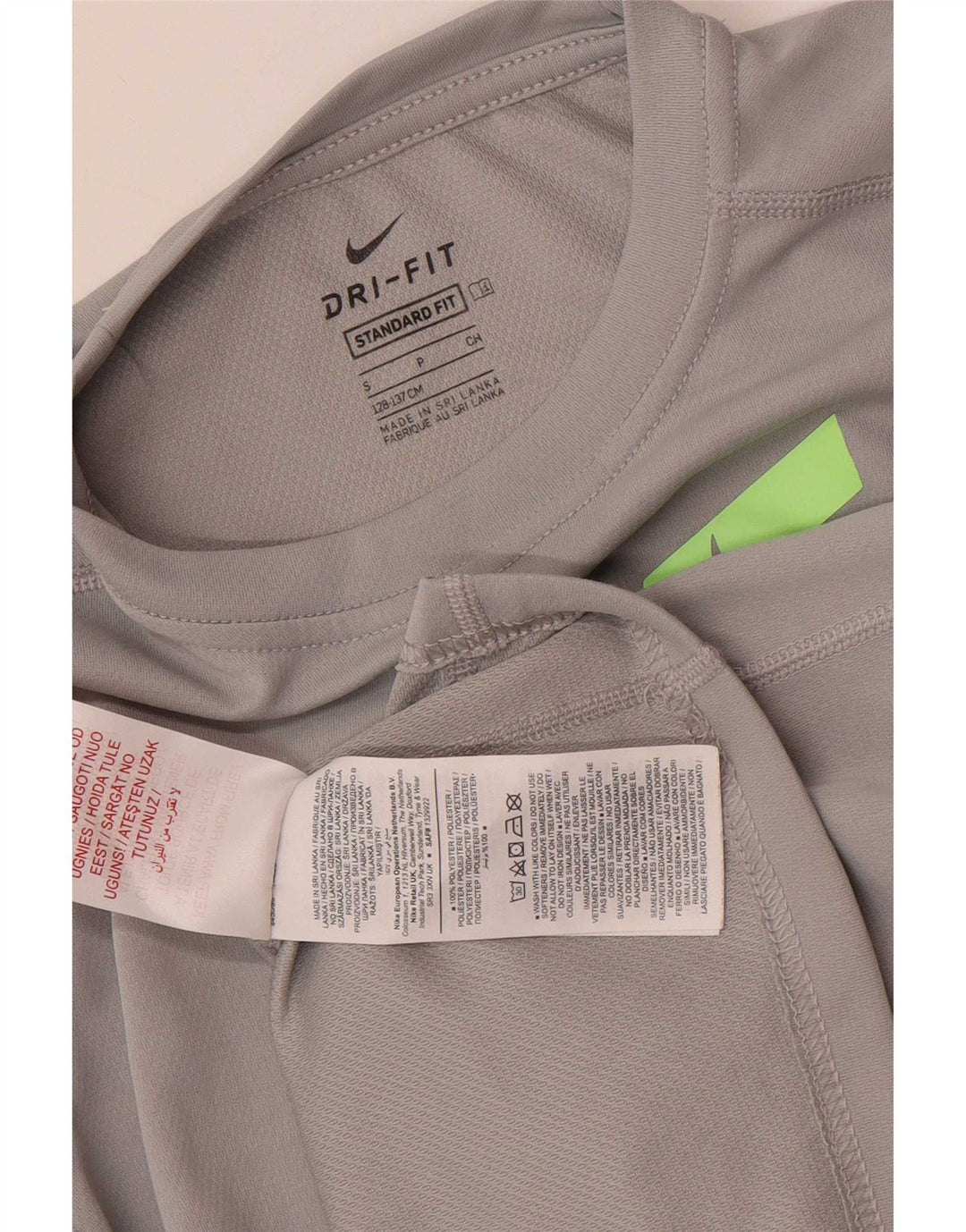 Nike Dri Fit Standard Grafik-T-Shirt für Jungen, 8–9 Jahre, Größe S, Grau