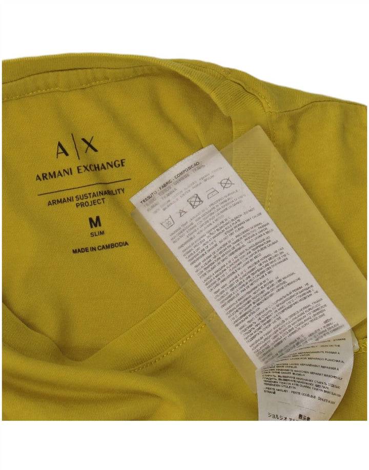 Armani Herren Slim Fit Grafik-T-Shirt-Oberteil aus mittelgelber Baumwolle