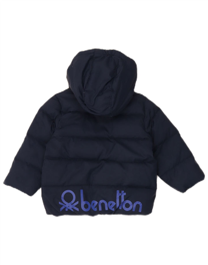 Benetton Wattierte Jacke mit grafischer Kapuze für Jungen, 5–6 Jahre, Marineblau