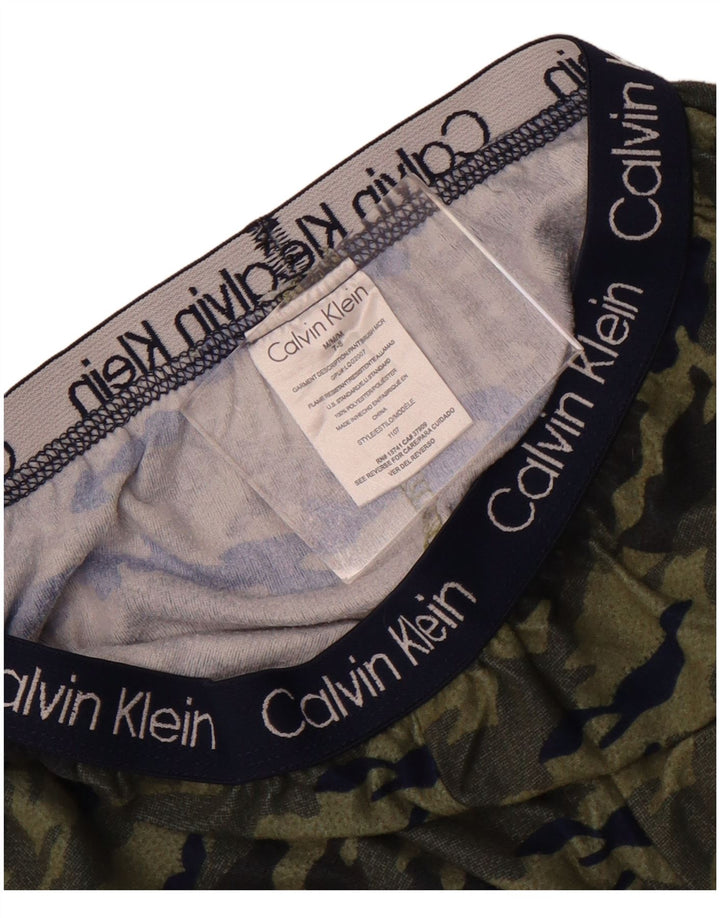 Calvin Klein Jungen-Trainingshose, 7–8 Jahre, mittelgrün, Camouflage