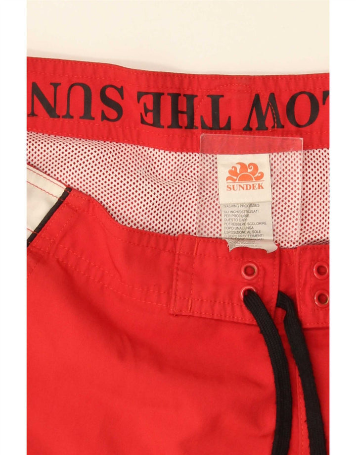 Sundek Herren-Badeshorts mit Grafik, Mittelrotes Farbblock-Polyester