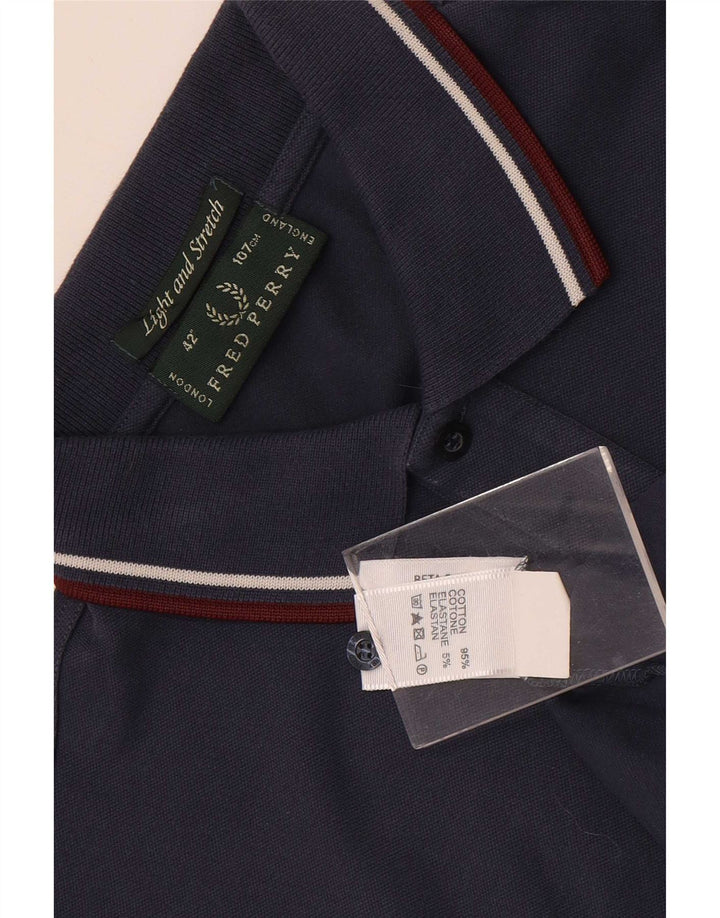 Leichtes und dehnbares Herren-Poloshirt aus mittelblauer Baumwolle von Fred Perry