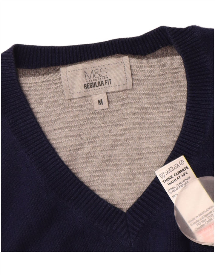 Marks & Spencer Herren-Pullover mit normaler Passform und V-Ausschnitt in mittlerem Marineblau