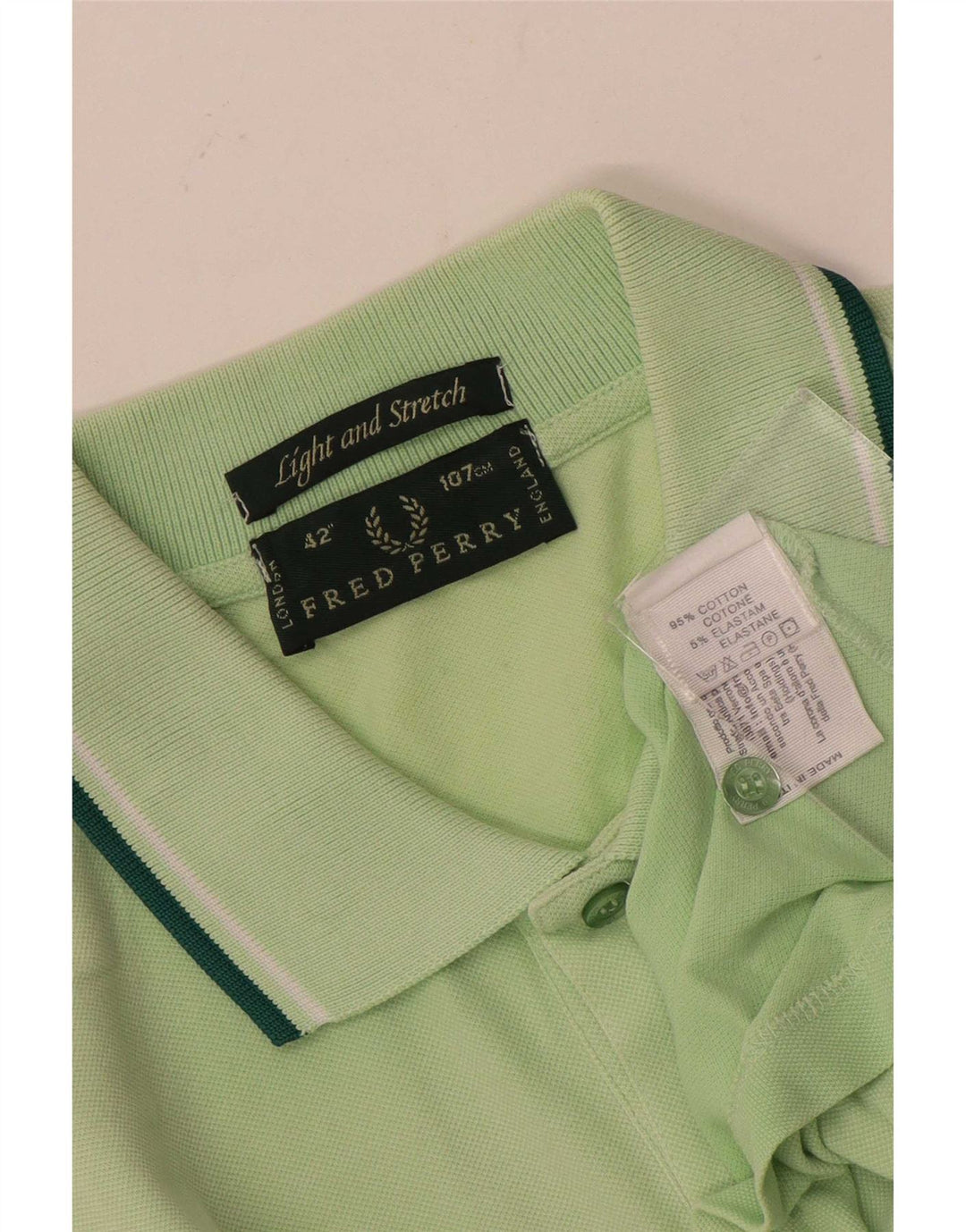 Leichtes und dehnbares Herren-Poloshirt aus mittelgrüner Baumwolle von Fred Perry