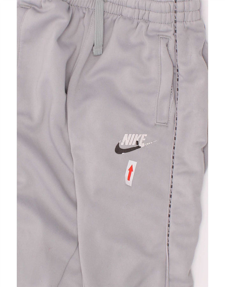 Nike Jungen-Trainingsanzug mit Grafik, Jogginghose, 4–5 Jahre, Größe S, Grau, Polyester