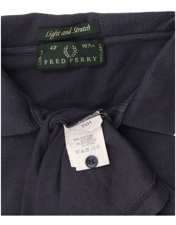 Leichtes und dehnbares Herren-Poloshirt aus mittelblauer Baumwolle von Fred Perry