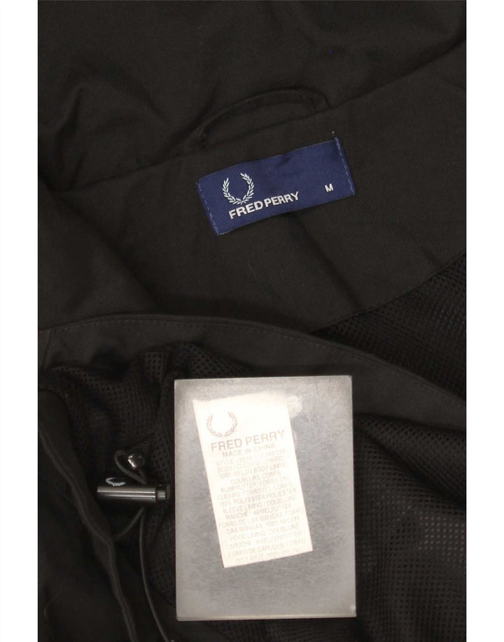Fred Perry Herren-Regenjacke mit Kapuze, UK 38, Mittelschwarzes Nylon