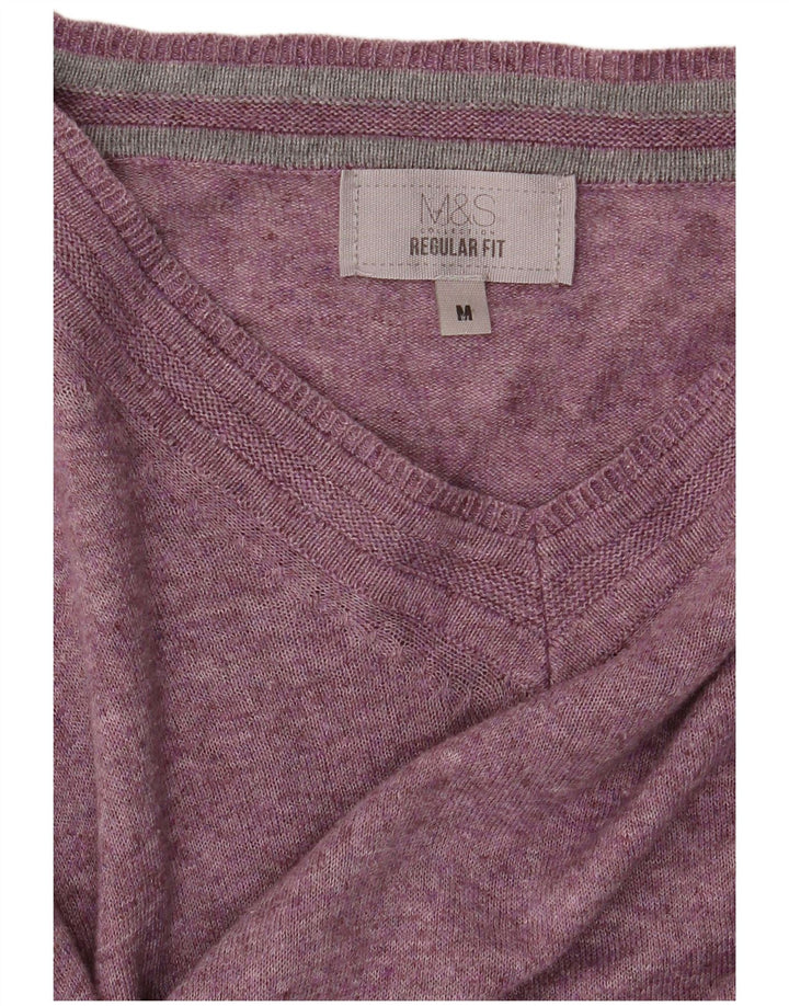 Marks & Spencer Herren-Pullover mit normaler Passform und V-Ausschnitt in Mittellila