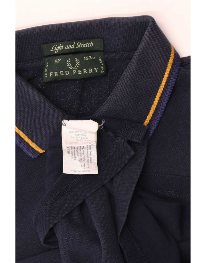 Leichtes und dehnbares Herren-Poloshirt aus mittelblauer Baumwolle von Fred Perry
