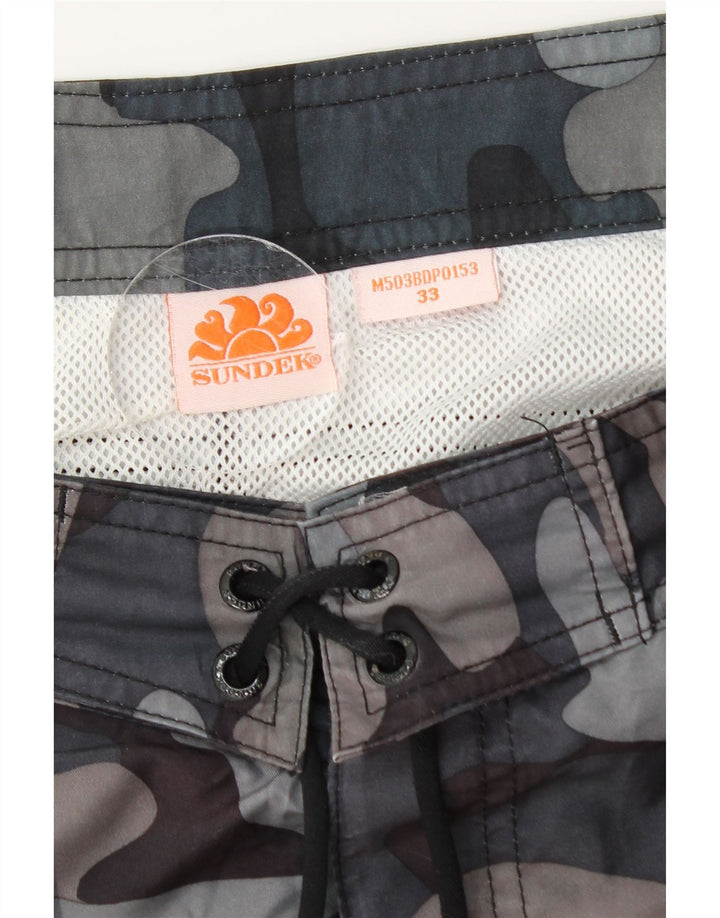 Sundek Herren-Badeshorts aus mittelgrauem Camouflage-Polyester