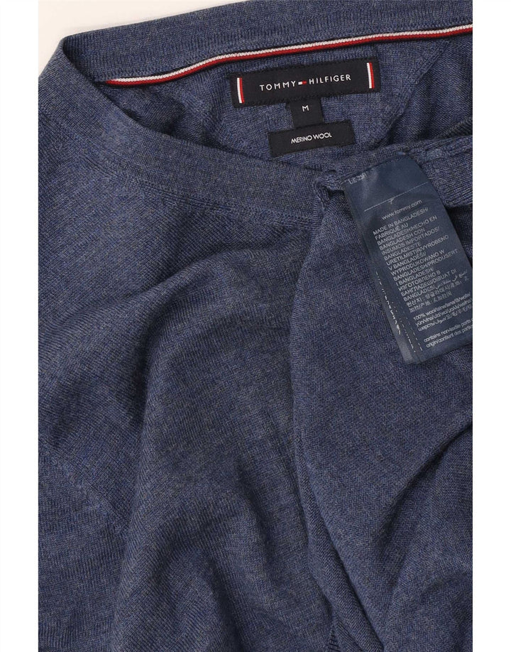 Tommy Hilfiger Herren-Pullover mit V-Ausschnitt aus mittelblauer Merinowolle