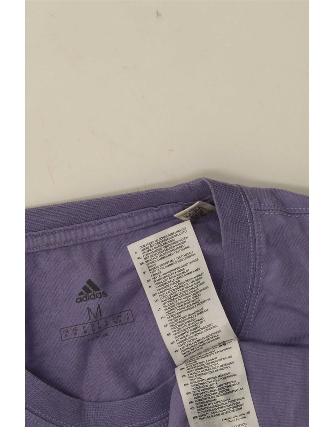 Adidas Herren Grafik-T-Shirt aus mittelvioletter Baumwolle