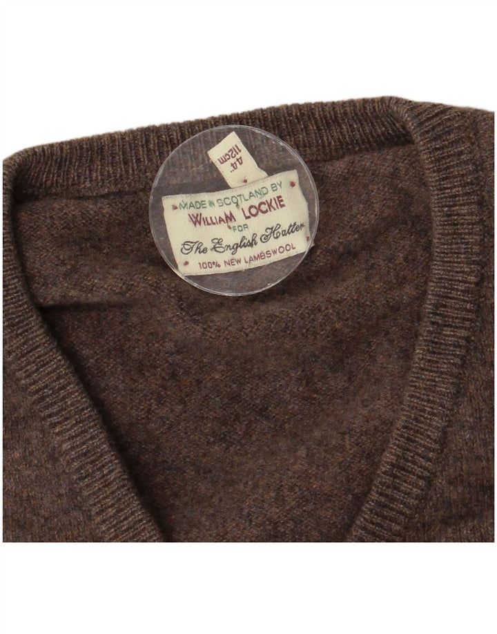 William Lockie Herren-Pullover mit V-Ausschnitt aus mittelbrauner Lammwolle