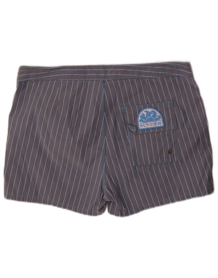 Sundek Herren-Badeshorts aus mittelgrau gestreiftem Polyester
