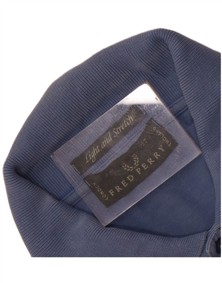 Leichtes und dehnbares Herren-Poloshirt von Fred Perry in Mittelblau