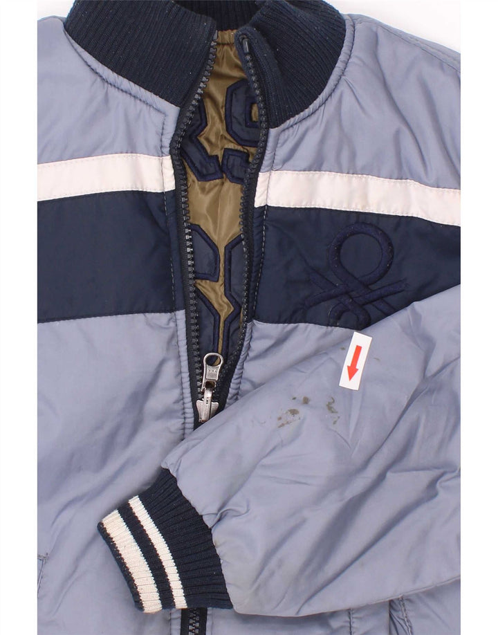 Benetton Wattierte Jacke mit Grafik für Jungen, 7–8 Jahre, Mittelblau, Farbblock