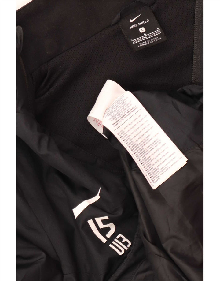 Nike Jungen RB Leipzing Regenjacke, 12–13 Jahre, groß, schwarzes Polyester