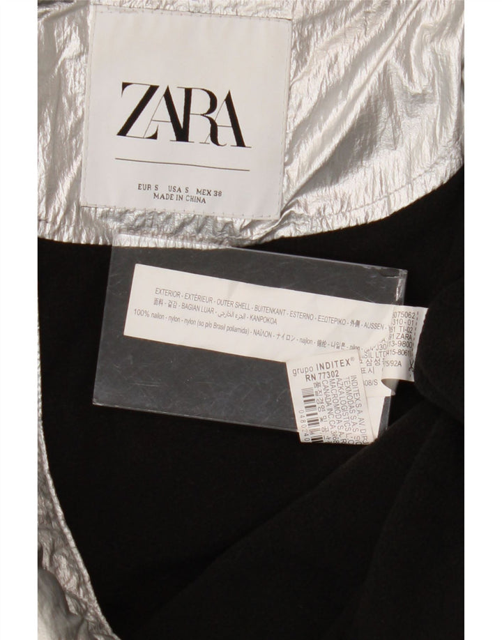Zara Damen Übergroße, grafische Kapuzenjacke, wattiert, EU 38, klein, silberfarbenes Nylon