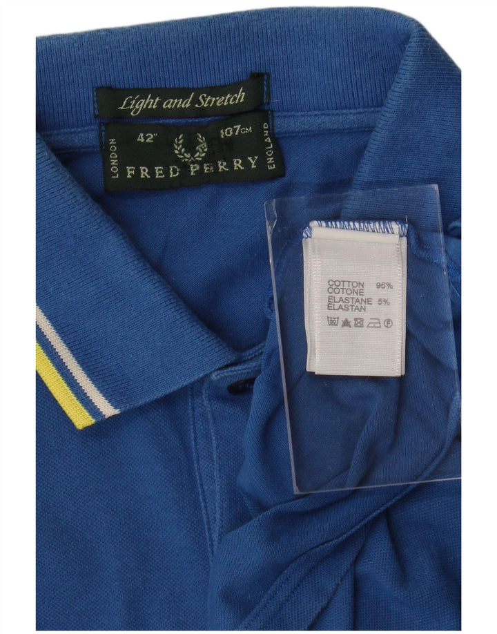 FRED PERRY Leichtes und dehnbares Herren-Poloshirt aus mittelblauer Baumwolle