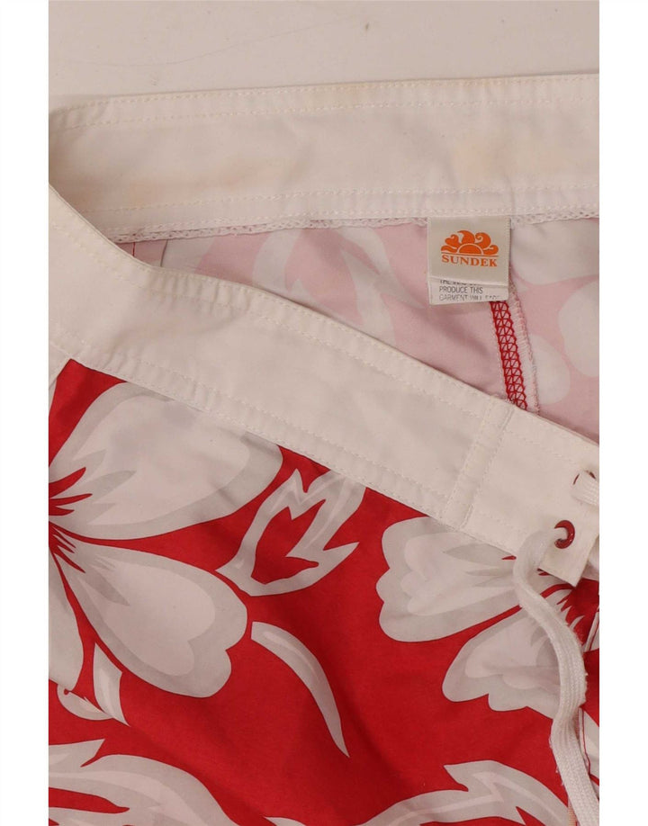 Sundek Herren-Badeshorts aus mittelrotem, geblümtem Polyester