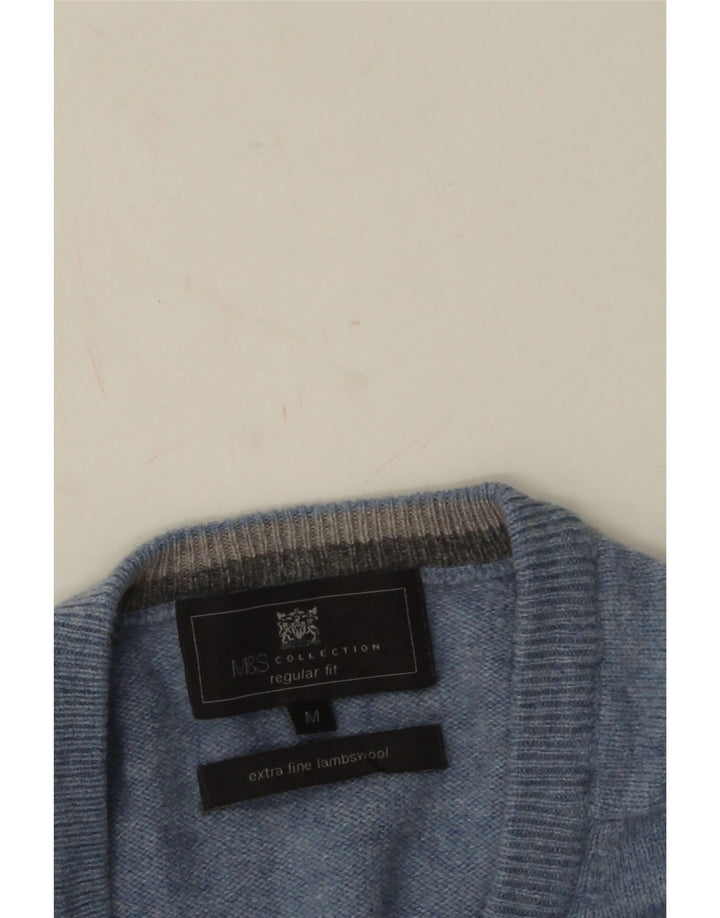 Marks & Spencer Herren-Pullover mit normaler Passform und V-Ausschnitt aus mittelblauer Wolle