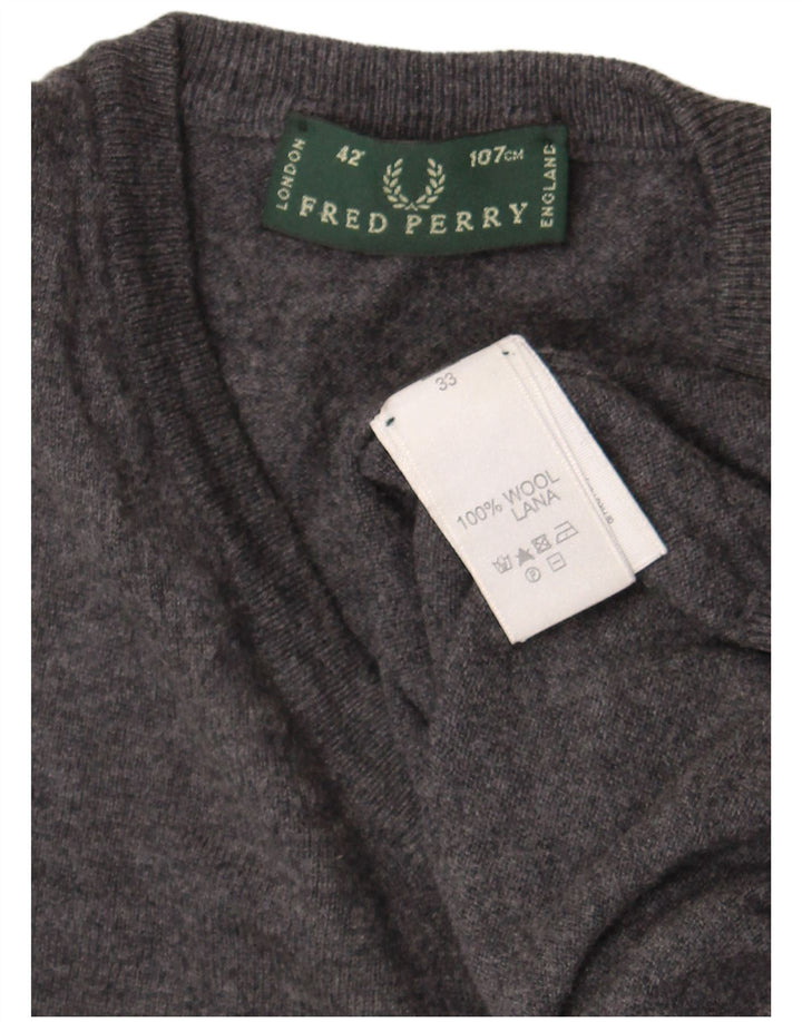 Fred Perry Herren-Pullover mit V-Ausschnitt aus mittelgrauer Wolle