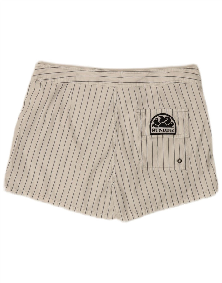Sundek Herren-Badeshorts aus mittelweißem, gestreiftem Polyester