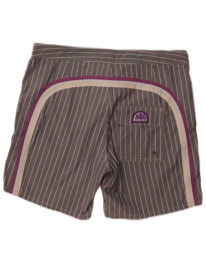 SUNDEK Herren-Badeshorts aus mittelgrauem Nadelstreifen-Polyester