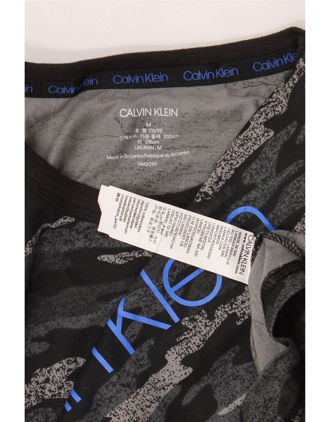 Calvin Klein Herren Grafik-T-Shirt-Oberteil aus mittelschwarzer Camouflage-Baumwolle