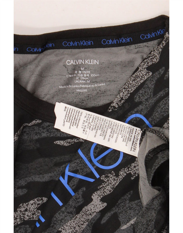 Calvin Klein Herren Grafik-T-Shirt-Oberteil aus mittelschwarzer Camouflage-Baumwolle