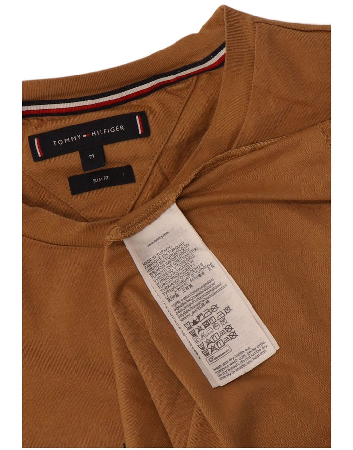Tommy Hilfiger Herren Slim Fit Grafik-T-Shirt-Oberteil aus mittelbrauner Baumwolle