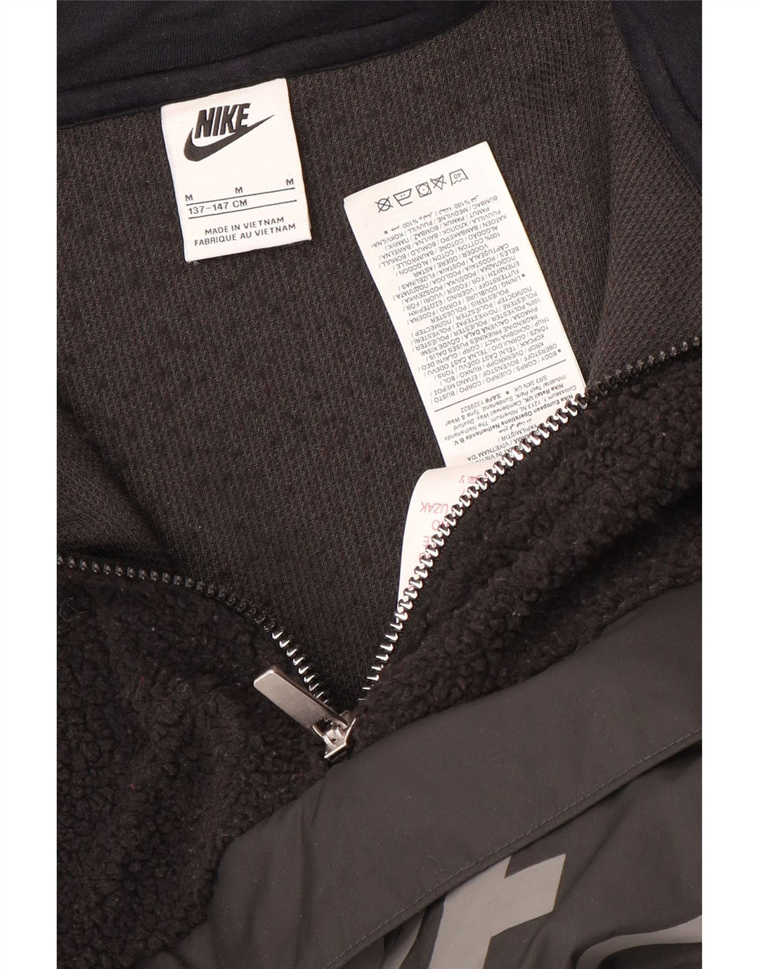 Nike Jungen-Fleecepullover mit grafischem Reißverschluss und Kragen, 10–11 Jahre, mittelschwarzes Polyester