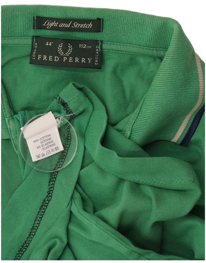 Leichtes und dehnbares Herren-Poloshirt aus mittelgrüner Baumwolle von Fred Perry