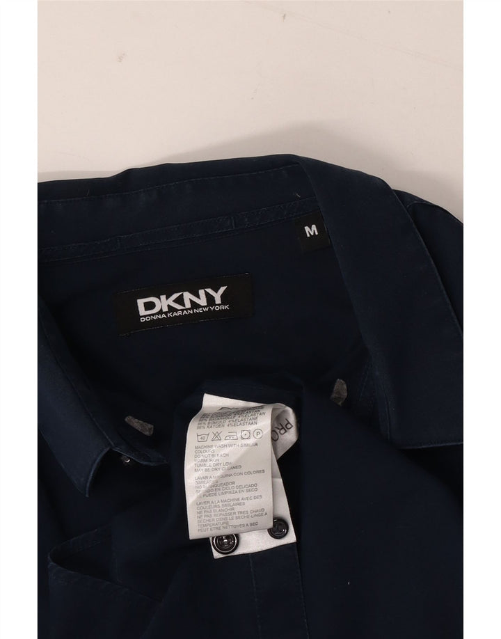 DKNY Herrenhemd aus mittelblauer Baumwolle in Marineblau