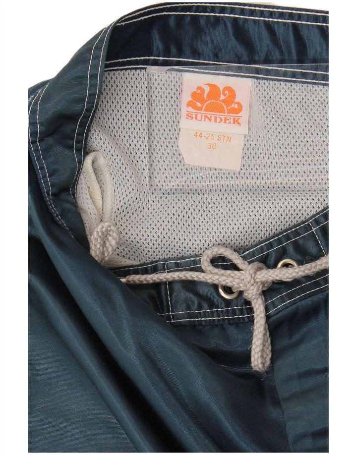 Sundek Herren-Badeshorts aus mittelblauem, gestreiftem Nylon
