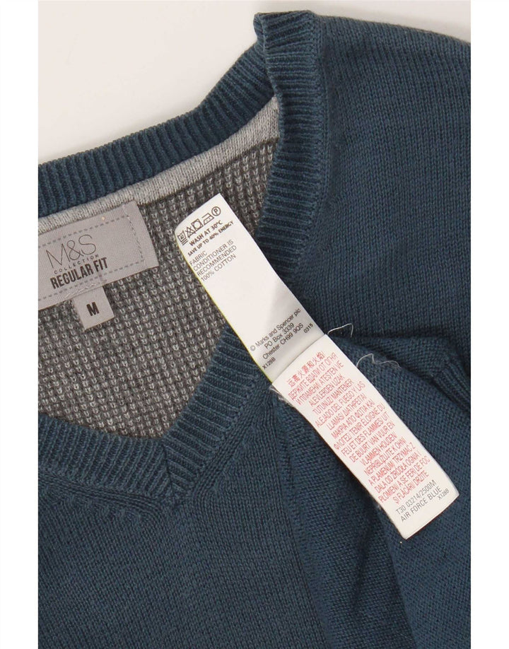 Marks & Spencer Herren-Pullover mit normaler Passform und V-Ausschnitt aus mittelblauer Baumwolle