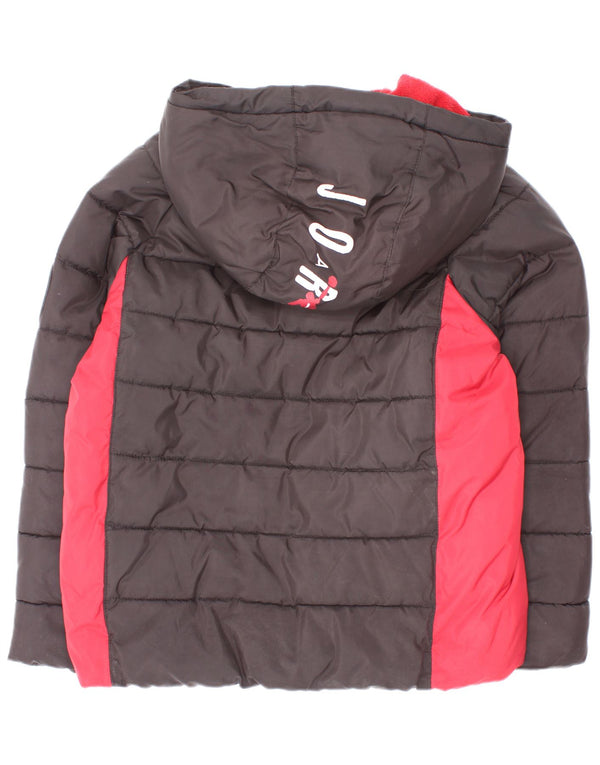 Jordan Jungen gepolsterte Jacke mit grafischer Kapuze, 6–7 Jahre, Größe L, Schwarz, Farbblock