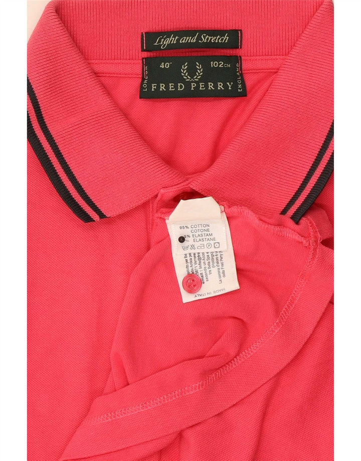 Leichtes und dehnbares Herren-Poloshirt aus mittelrosa Baumwolle von Fred Perry