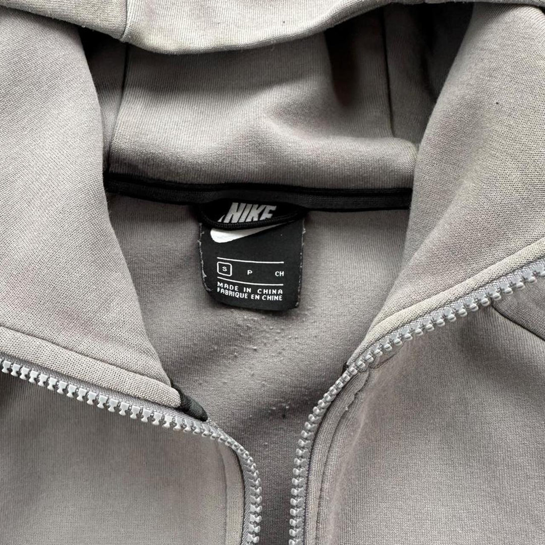 Nike Kapuzenpullover im Tech-Stil – klein