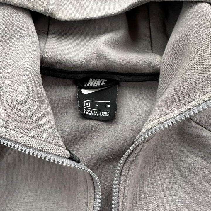 Nike Kapuzenpullover im Tech-Stil – klein