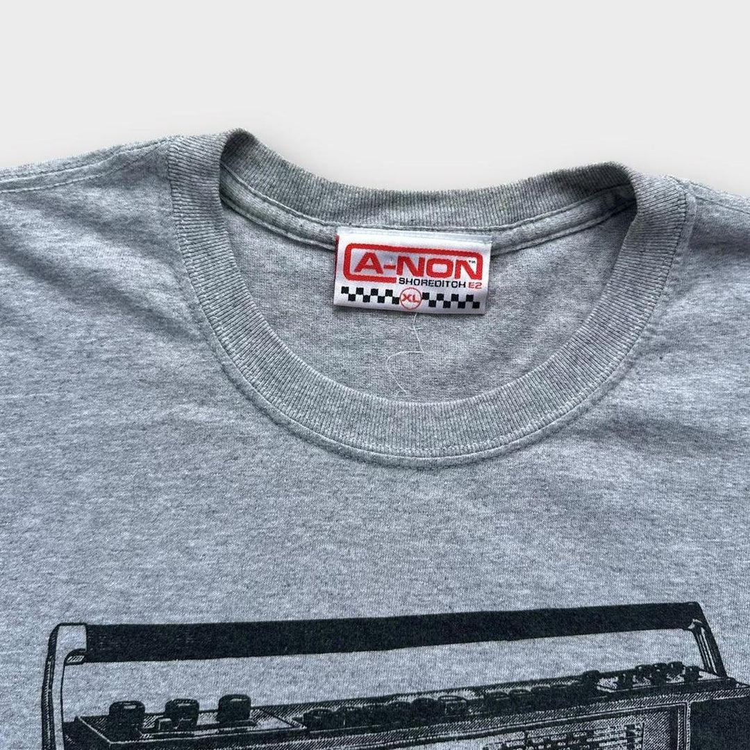 T-Shirt mit DJ-Tape-Grafik – XL