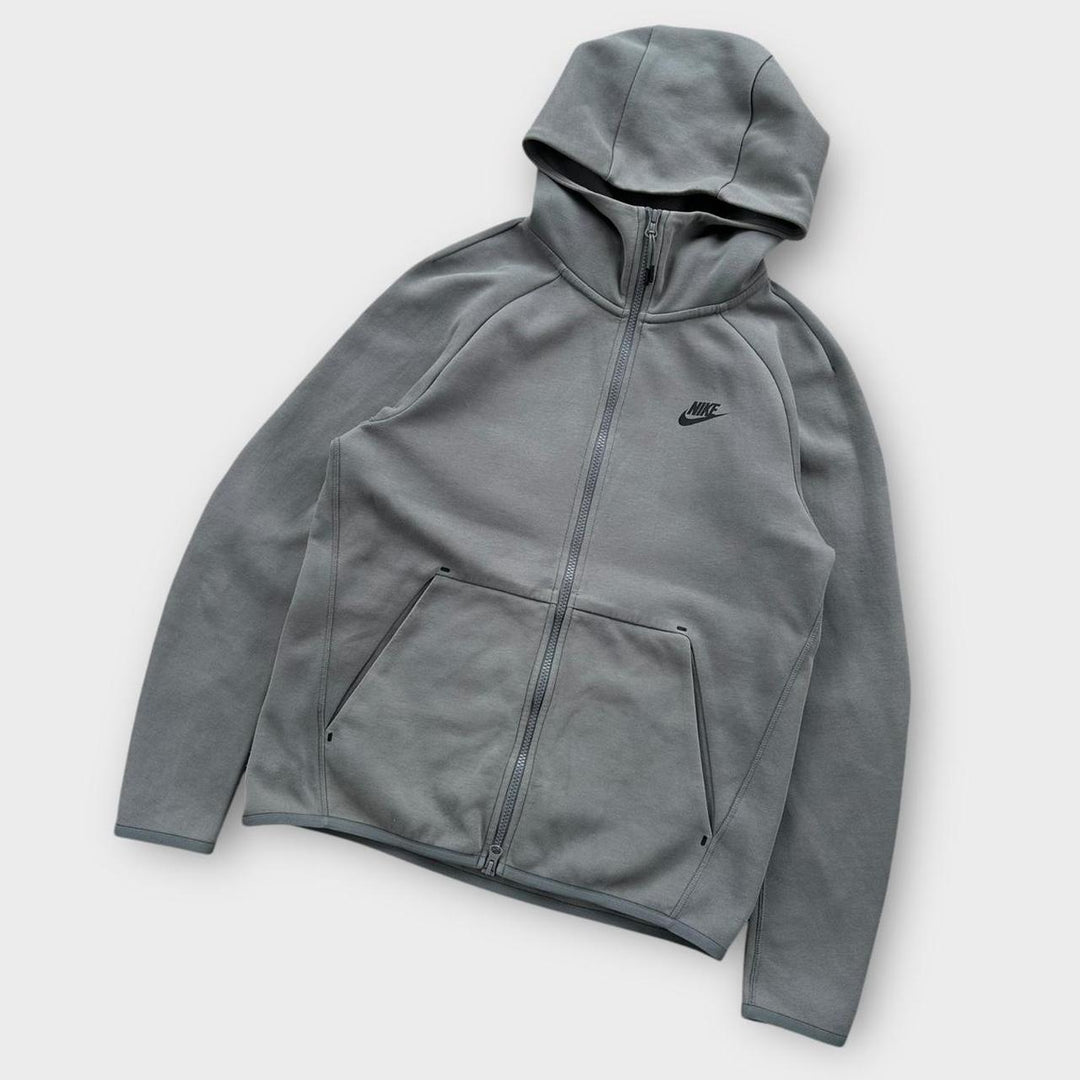 Nike Kapuzenpullover im Tech-Stil – klein