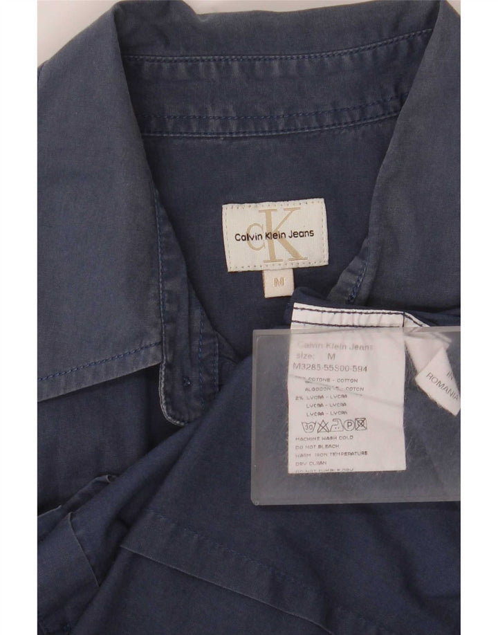 Calvin Klein Jeans Herren-Kurzarmhemd aus mittelblauer Baumwolle