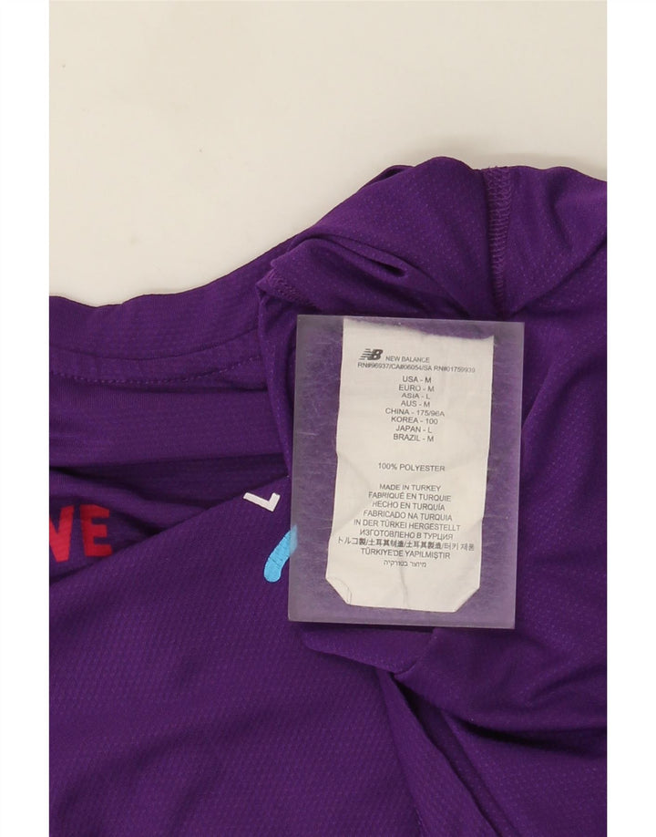 NEW BALANCE Herren Grafik-T-Shirt-Oberteil aus mittelviolettem Polyester