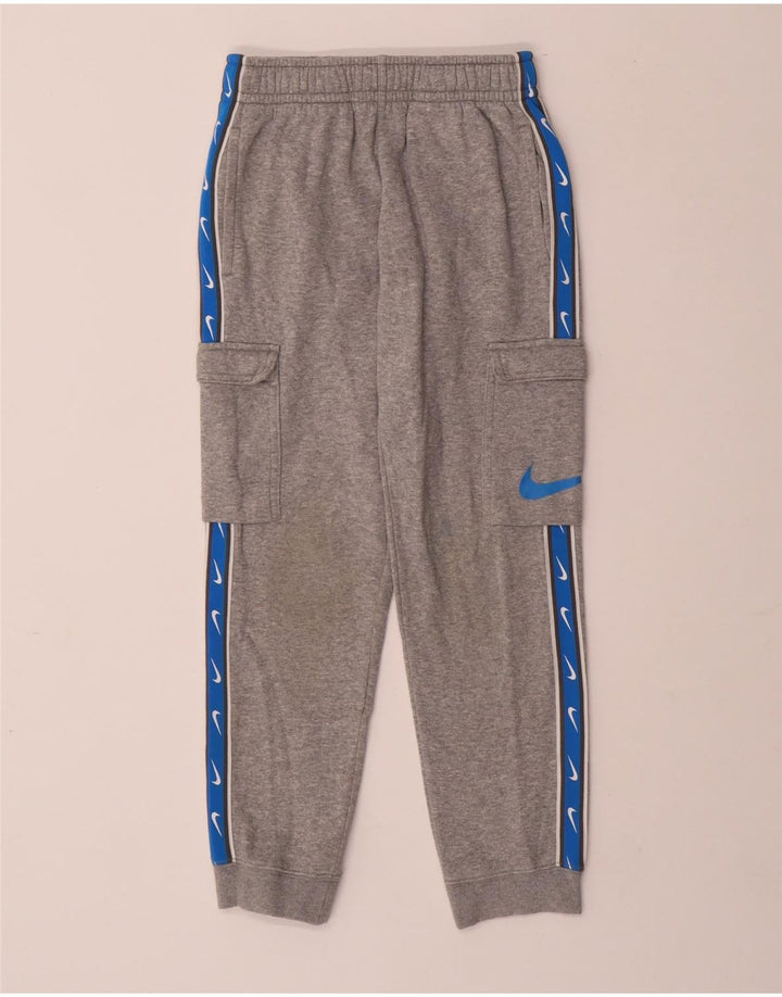 NIKE Jungen-Trainingsanzug mit Grafik, Jogginghose, 8–9 Jahre, Größe S, Grau